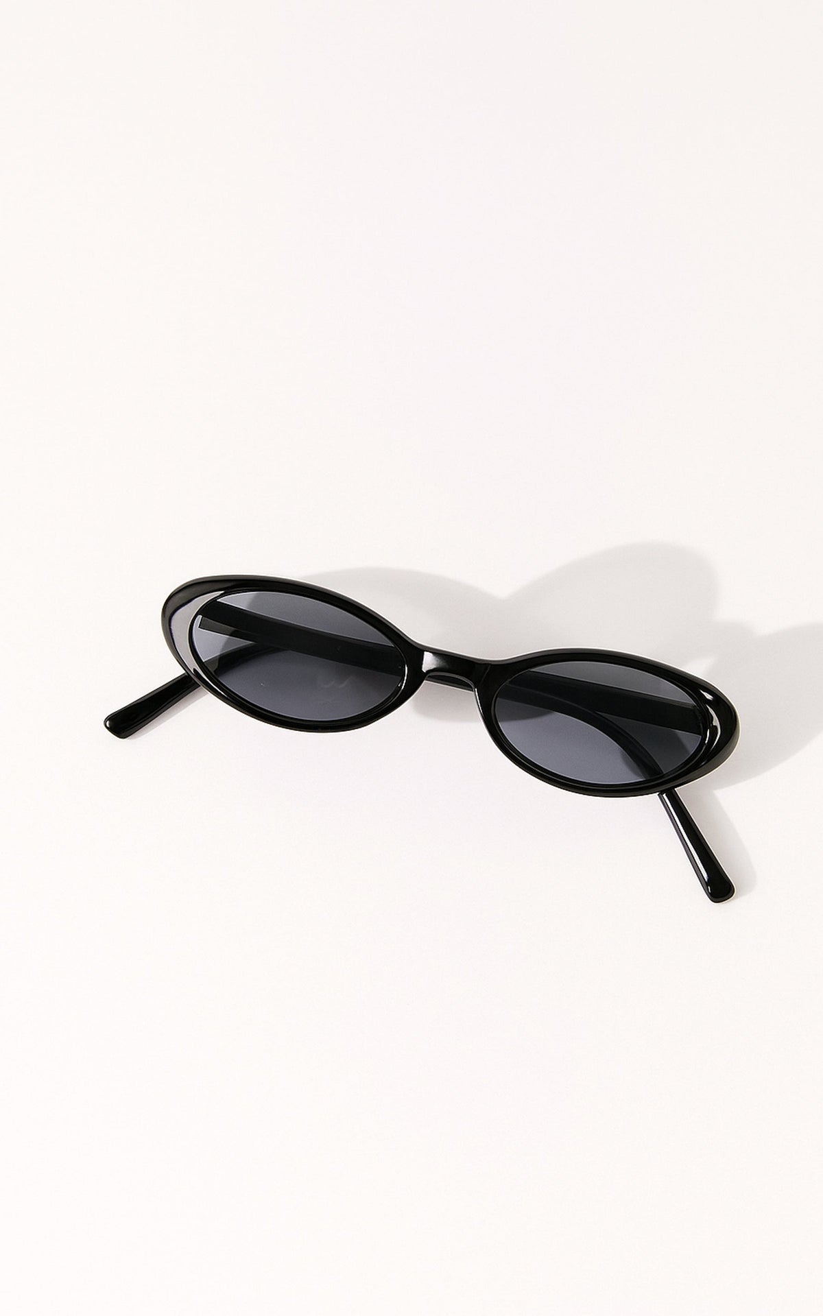 Ezra Thin Oval Sunglasses in Black