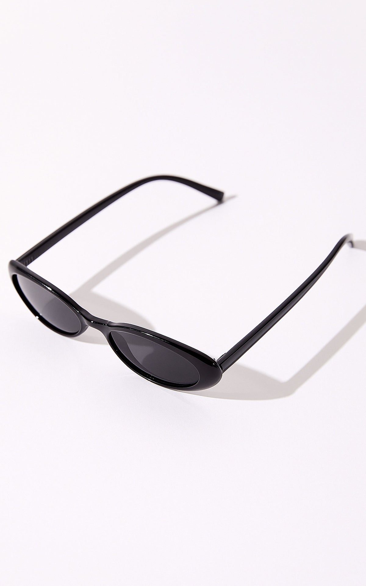 Ezra Thin Oval Sunglasses in Black