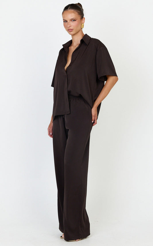 Robyn Shirt - Button Front Short Sleeve Shirt in Chocolate